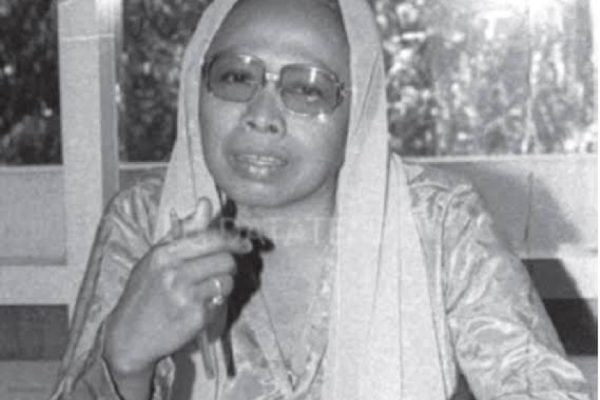 Guru Besar Wanita Pertama Indonesia