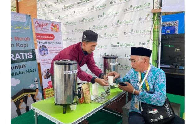 Ribuan Cangkir Jahe Merah Dibagikan Ponpes Bumi Al Qur’an Kepada Jamaah Haji
