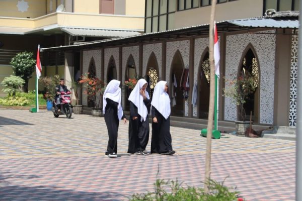 Bolehkah Menjenguk Anak Secara Berlebihan di Pesantren…???